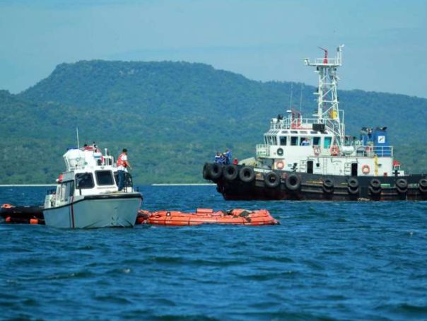 Imaginea articolului Operaţiune de salvare DRAMATICĂ - Un feribot s-a scufundat în Marea Java: Peste 50 de persoane au fost salvate - VIDEO