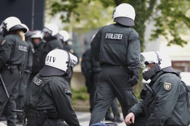Imaginea articolului Alertă cu bombă la ambasada SUA din Berlin. Un bărbat cu probleme psihice a încercat să intre cu un pachet suspect în clădire. UPDATE: Ce a descoperit poliţia după verificări
