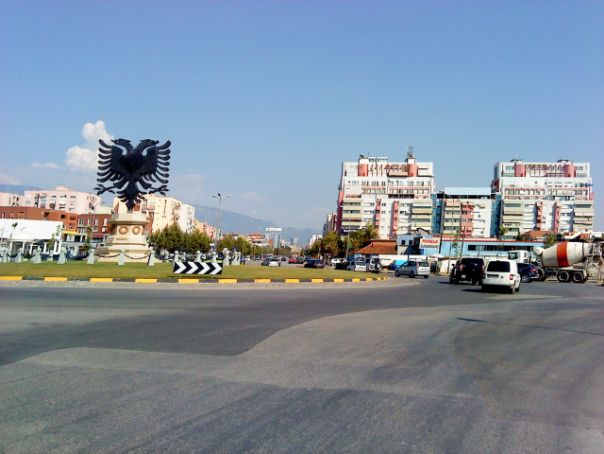 Imaginea articolului Doi morţi şi opt răniţi, după ce un bărbat a intrat cu maşina într-o piaţă din Albania