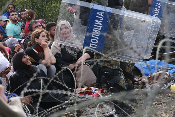Imaginea articolului Autorităţile greceşti au început să evacueze sute de imigranţi de la frontiera cu Macedonia