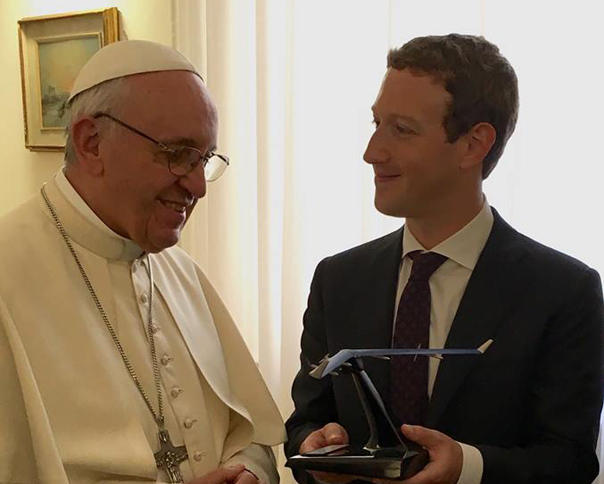 Imaginea articolului Mark Zuckerberg i-a oferit Papei Francisc o dronă. "Împreună au vorbit despre cum să folosească tehnologia pentru a atenua sărăcia" - VIDEO