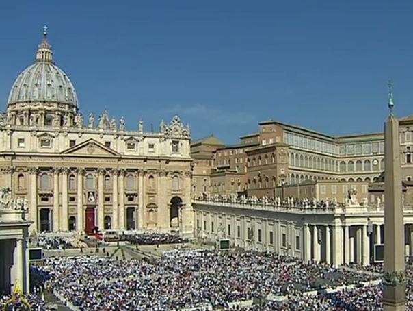 Imaginea articolului SLUJBĂ ISTORICĂ la Vatican: Maica Tereza a fost declarată sfântă de către Papa Francisc. Sfânta va fi celebrată pe 5 septembrie - GALERIE FOTO, VIDEO 