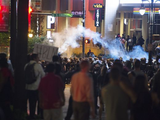 Imaginea articolului PROTESTE violente în SUA, pentru a doua noapte consecutiv/ Autorităţile au declarat stare de urgenţă - GALERIE FOTO/ VIDEO 