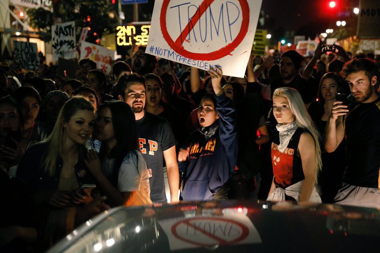 Imaginea articolului Victoria lui Donald Trump scoate oamenii în stradă: Proteste pentru a treia noapte consecutiv în mai multe oraşe din Statele Unite   - FOTO, VIDEO