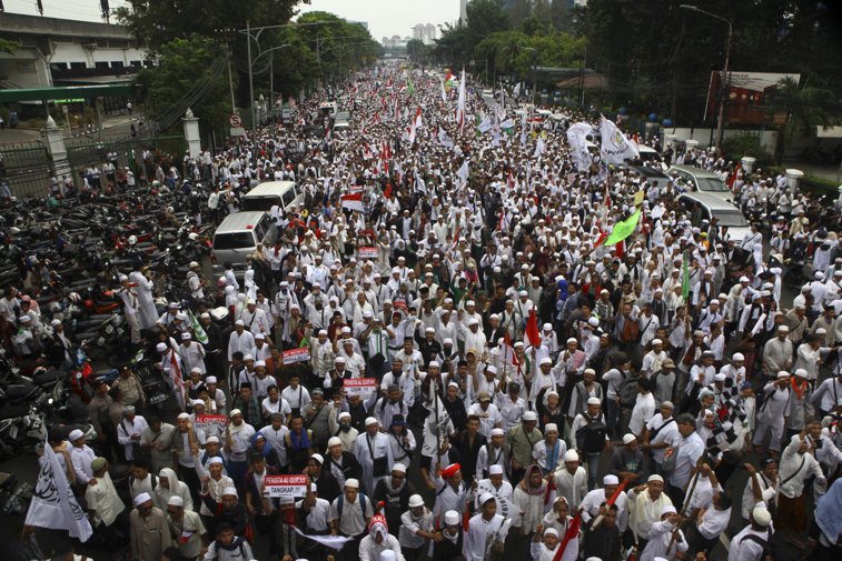 Imaginea articolului Cel puţin 200.000 de musulmani protestează în Jakarta, Indonezia, cerând arestarea guvernatorului Basuki Tjahaja Purnama - VIDEO