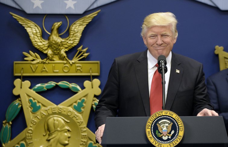 Imaginea articolului VIDEO Departamentul de Securitate Internă a suspendat aplicarea ordinului lui Donald Trump privind imigranţii