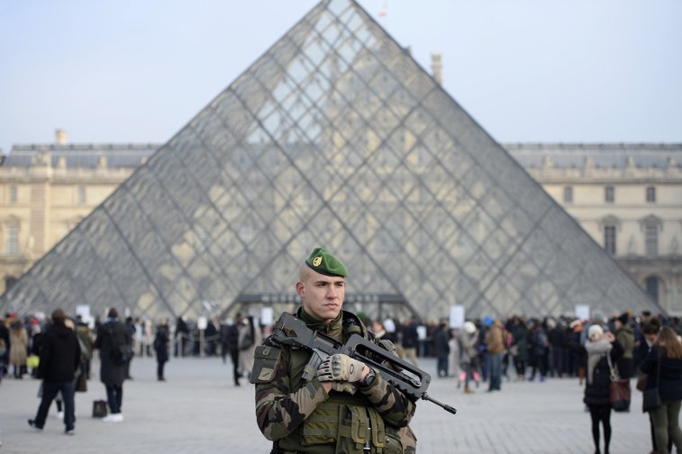 Imaginea articolului Suspectul atacului de la Muzeul Luvru din Paris vorbeşte cu anchetatorii-surse