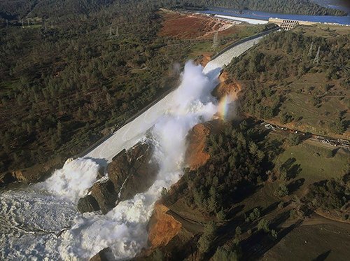 Imaginea articolului Cel puţin 188.000 de persoane, evacuate din cauza unei probleme la cel mai înalt baraj din statul american California