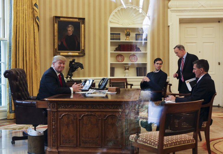 Imaginea articolului Demisie la Casa Albă. Consilierul preşedintelui SUA pentru securitate naţională, Michael Flynn, a renunţat la funcţie/ Donald Trump i-a cerut demisia lui Flynn din raţiuni de încredere