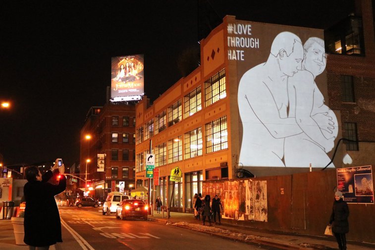 Imaginea articolului Desen scandalos proiectat pe un perete în New York: Preşedinţii Vladimir Putin şi Donald Trump sunt reprezentaţi ca fiind un cuplu