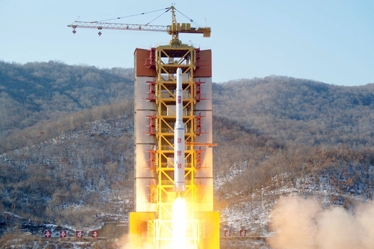 Imaginea articolului OFICIALI: Lansarea de rachete nord-coreene, exerciţiu pentru a lovi bazele SUA în Japonia "în caz de nevoie"