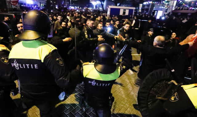 Imaginea articolului VIDEO Proteste VIOLENTE la Rotterdam, după ce ministrul turc al Familiei a fost împiedicat să intre în Consulat/ Premierul turc: Vom răspunde în consecinţă