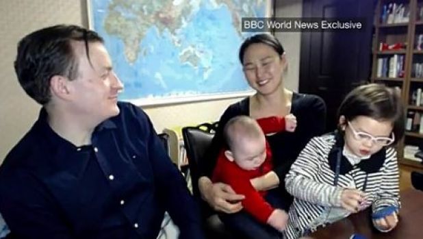 Imaginea articolului VIDEO Robert Kelly, profesorul ÎNTRERUPT de copiii săi în transmisiune directă la BBC, şi-a prezentat OFICIAL familia: Greşeala mea i-a transformat pe toţi în staruri