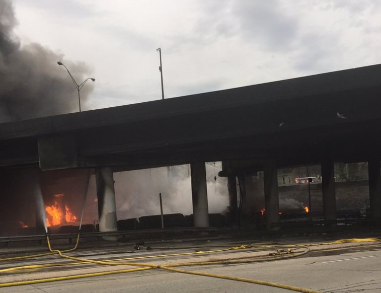 Imaginea articolului VIDEO O porţiune dintr-o autostrada americană s-a prăbuşit după un incendiu 