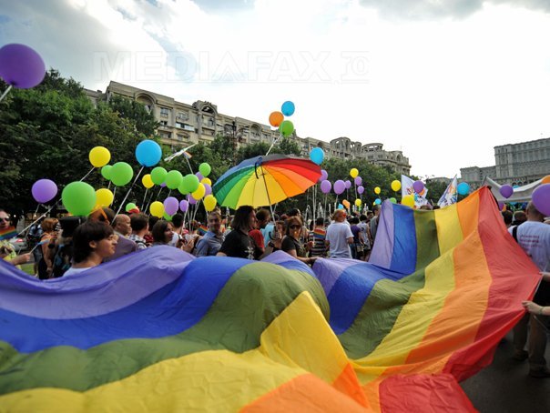 Imaginea articolului Creatorul steagului LGBT, Gilbert Baker, A MURIT