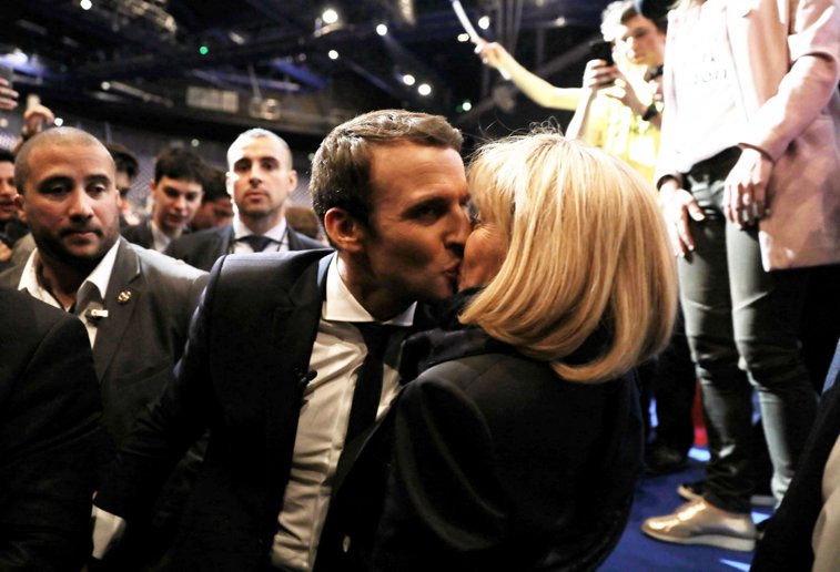 Imaginea articolului FOTO Cine este Brigitte Trogneux, soţia lui Emmanuel Macron, cu 25 de ani mai bătrână decât politicianul francez: ”La 17 ani mi-a spus că voi fi soţia lui”