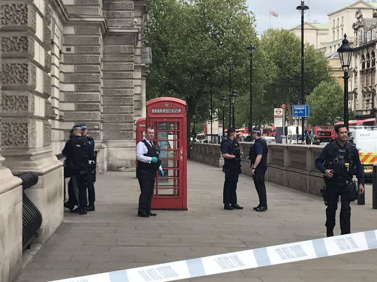 Imaginea articolului INCIDENT în centrul Londrei: Un bărbat a fost reţinut de Scotland Yard, în apropiere de Parlamentul britanic - FOTO, VIDEO