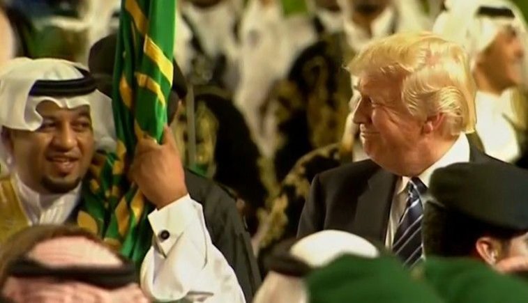 Imaginea articolului VIDEO Donald Trump încearcă să obţină susţinerea liderilor islamici din Arabia Saudită. Cum a dansat şeful de la Casa Albă şi staff-ul său dansul ceremonial cu sabia 