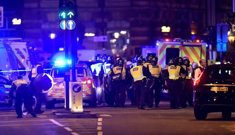 Imaginea articolului Unul dintre suspecţii atacurilor teroriste din Londra, actor într-un documentar despre jihadiştii britanici: se închina la un steag Isis, într-un parc din Londra. Vecin: ”Doar mă întreba detalii despre o dubiţă - cât costă, de unde poate lua una”