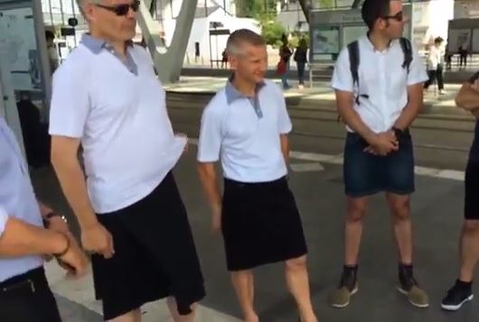 Imaginea articolului VIDEO | Protest inedit al şoferilor de autobuz din Franţa: se îmbracă în fuste pentru că li s-a interzis să poarte pantaloni scurţi