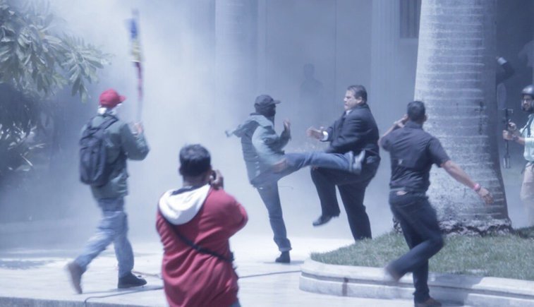 Imaginea articolului Mai mulţi deputaţi au fost răniţi în Venezuela după ce susţinătorii preşedintelui Maduro au luat cu asalt incinta Parlamentului