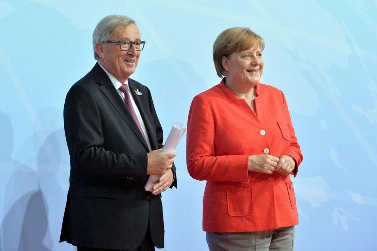 Imaginea articolului VIDEO | GAFA preşedintelui Comisiei Europene: Cum a încurcat-o Juncker pe Angela Merkel cu soţia sa şi i-a închis telefonul