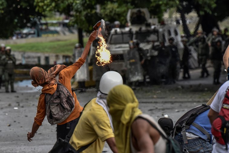 Imaginea articolului Criza din Venezuela | Cel puţin 10 morţi, în urma violenţelor la alegerile pentru noua Adunare Constituantă/ Maduro anunţă "cel mai important vot din istorie pentru revoluţie", după ce 8 milioane de oameni s-au prezentat la urne