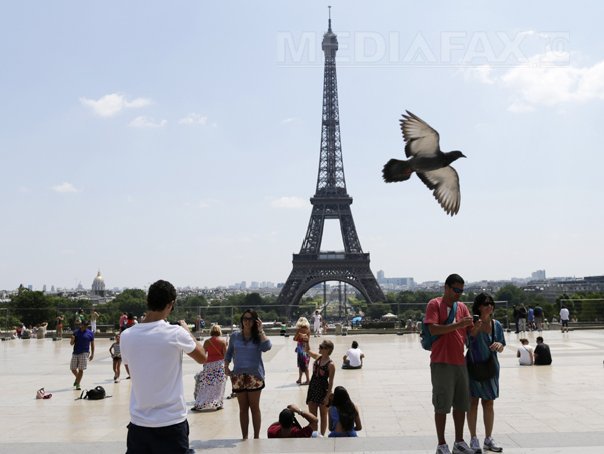 Imaginea articolului Un bărbat a fost arestat la Paris după ce a forţat unul dintre controalele de la Turnul Eiffel/ Individul înarmat cu un cuţit  "voia să ucidă un militar" 

