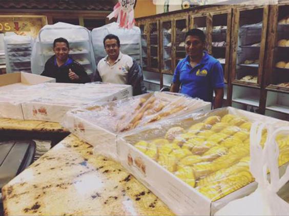 Imaginea articolului FOTO | Patru mexicani, blocaţi într-o brutărie din Texas, au făcut pâine din 2.000 de kg de făină, pe care au oferit-o victimelor