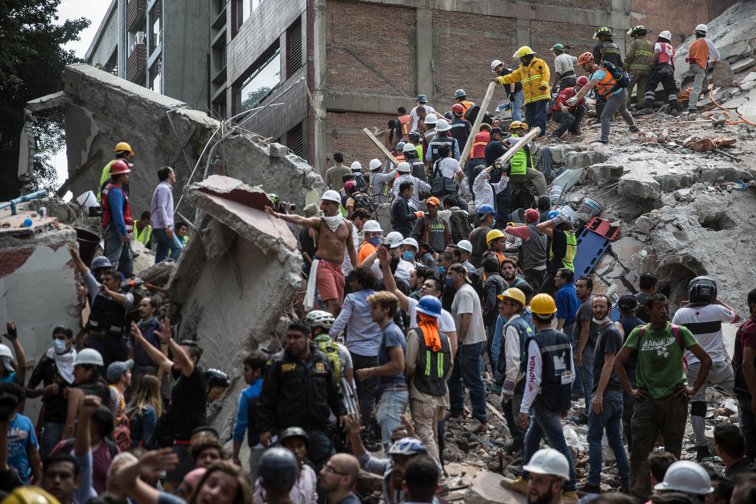 Imaginea articolului CUTREMUR ÎN MEXIC | O şcoală s-a prăbuşit peste elevi în timpul orelor, iar cel puţin 21 de copii au murit. Eforturi pentru salvarea supravieţuitorilor care dau mesaje de sub ruine | VIDEO