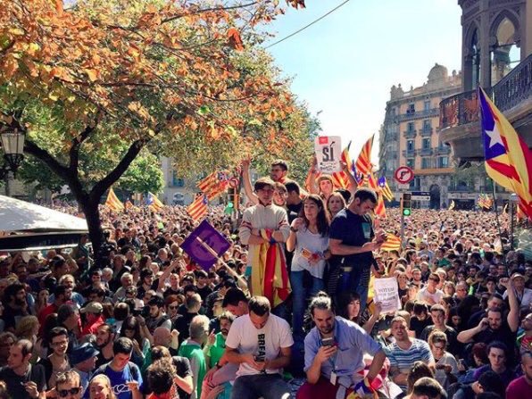 Imaginea articolului VIDEO | Mii de persoane au protestat în Barcelona faţă de măsurile luate împotriva referendumului catalan