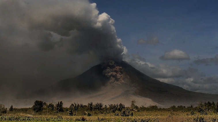 Imaginea articolului Aproape 240.000 de persoane, evacuate în urma unei alerte privind erupţia unui vulcan, în Indonezia - presă