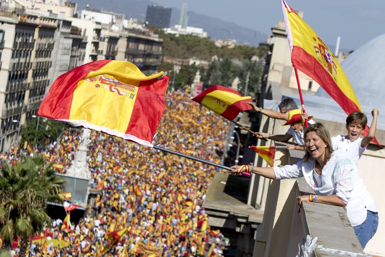 Imaginea articolului Sute de mii de persoane protestează în Barcelona faţă de arestarea a doi lideri separatişti catalani