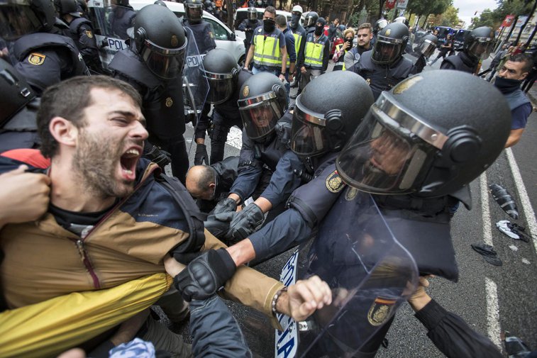 Imaginea articolului Ministru spaniol: Filmările apărute în online cu violenţa poliţiei din ziua referendumului sunt ”fake news”