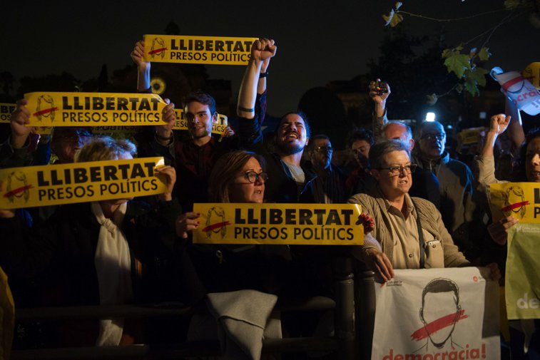 Imaginea articolului Mii de catalani în stradă, după arestarea celor opt miniştri regionali