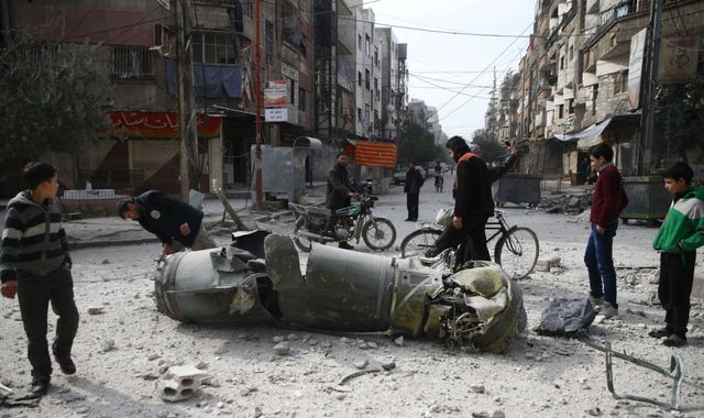 Imaginea articolului Donald Tusk: Regimul Assad atacă în mod brutal bărbaţi, femei şi copii nevinovaţi | Donald Trump condamnă guvernele rus, iranian şi sirian pentru "ruşinea umanitară" din Siria