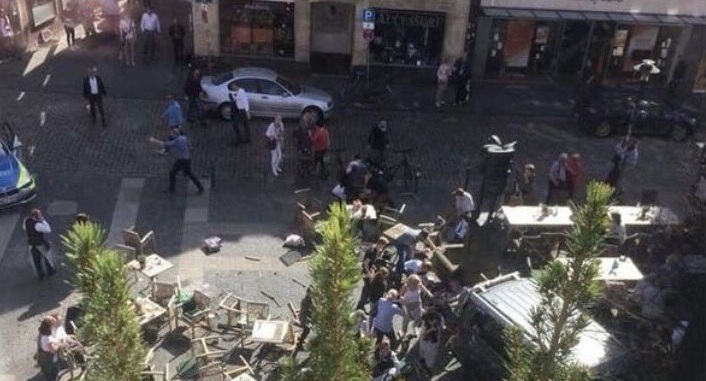 Imaginea articolului ATAC în Germmania: Cel puţin patru morţi şi 20 de răniţi după ce o maşină a intrat într-un grup de pietoni în oraşul Munster, într-o zonă cu multe terase şi restaurante. Cine este autorul atacului  | VIDEO