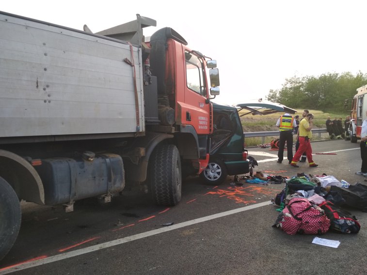 Imaginea articolului Accident grav în Ungaria, în care a fost implicat un microbuz înmatriculat în România: 9 români au murit / Şoferul a transmis LIVE pe Facebook, în momentul impactului | FOTO