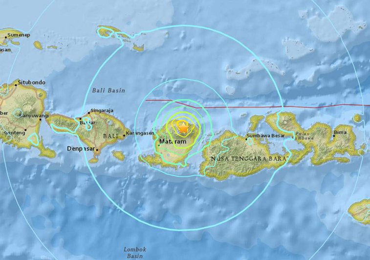 Imaginea articolului CUTREMUR puternic în Indonezia | Seismul cu magnitudinea de 6,4 grade a lovit insula turistică Lombok: Bilanţul a ajuns la 14 morţi şi 162 de răniţi | FOTO, VIDEO