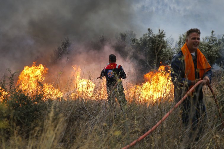 Imaginea articolului MAE avertizează asupra riscului ridicat de incendii în Grecia, inclusiv în staţiunile turistice