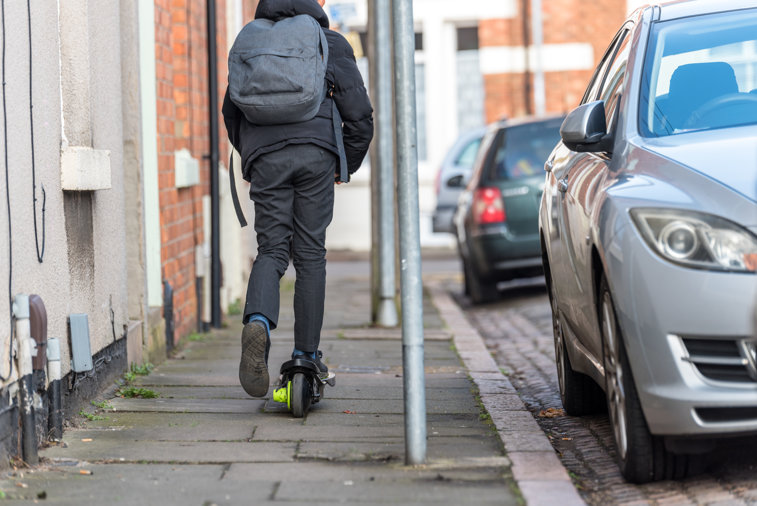 Imaginea articolului Prima ţară europeană care interzice trotinetele şi scuterele electrice pe trotuare