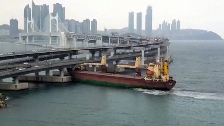 Imaginea articolului Momentul în care un vas de 6.000 de tone se izbeşte de un pod în Coreea de Sud. Căpitanul era în stare de ebrietate | VIDEO