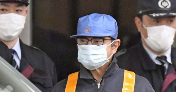 Imaginea articolului În aşteptarea procesului, Carlos Ghosn este strict supravegheat/ VIDEO de la ieşirea din închisoare cu masca chirurgicală pe faţă