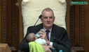Imaginea articolului Preşedintele Parlamentului neozeelandez a hrănit un bebeluş în timpul unei dezbateri