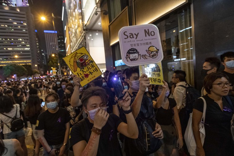 Imaginea articolului PROTESTE în Hong Kong, în pofida interdicţiei Chinei: Zeci de mii de oameni, în stradă/ Jandarmii au folosit tunuri de apă şi gaze lacrimogene pentru a dispersa mulţimea | VIDEO