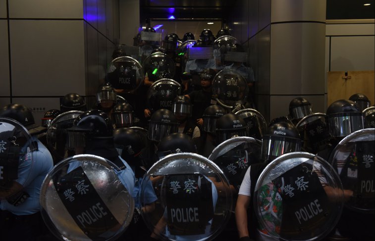 Imaginea articolului PROTESTELE continuă la Hong Kong: Aeroportul internaţional, BLOCAT de manifestanţi/ Momentul în care protestatarii sunt BĂTUŢI cu sălbăticie, la metrou | VIDEO