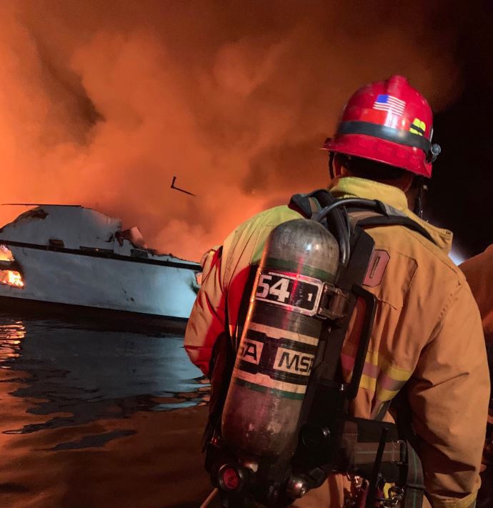 Imaginea articolului Ambarcaţiune CUPRINSĂ de flăcări, în largul coastei Californiei: OPT morţi şi ZECI de persoane sunt date dispărute | FOTO, VIDEO
