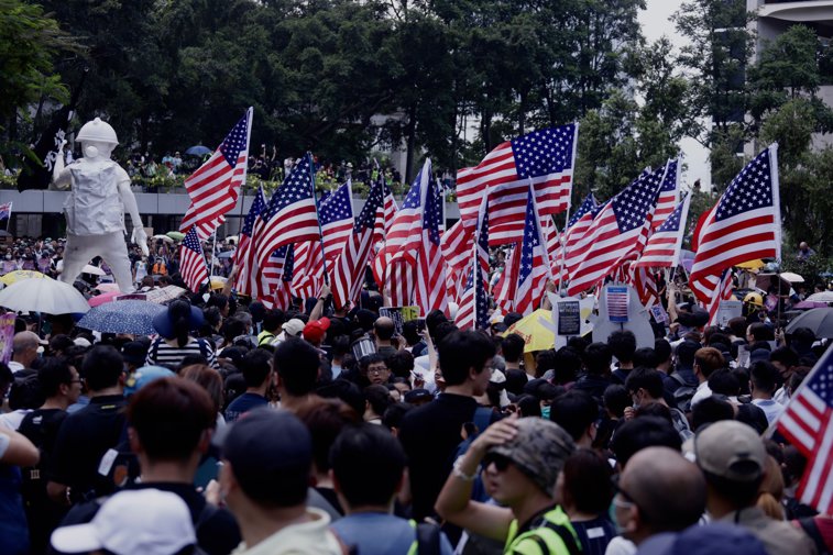 Imaginea articolului Protestatarii i-au cerut lui Donald Trump „să elibereze” Hong Kong-ul. Mii de oameni au fluturat steaguri americane