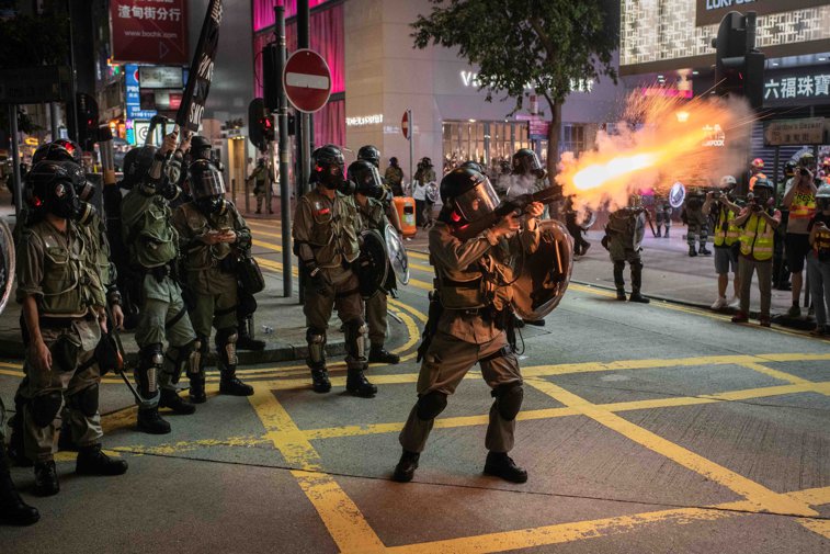 Imaginea articolului Noi proteste violente la Hong Kong: Poliţia a folosit tunuri cu apă şi gaze lacrimogene pentru a dispersa mulţimea | VIDEO