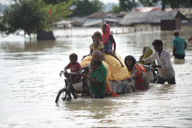 Imaginea articolului Inundaţiile continuă să facă ravagii în India. Bilanţ: 100 de morţi - VIDEO